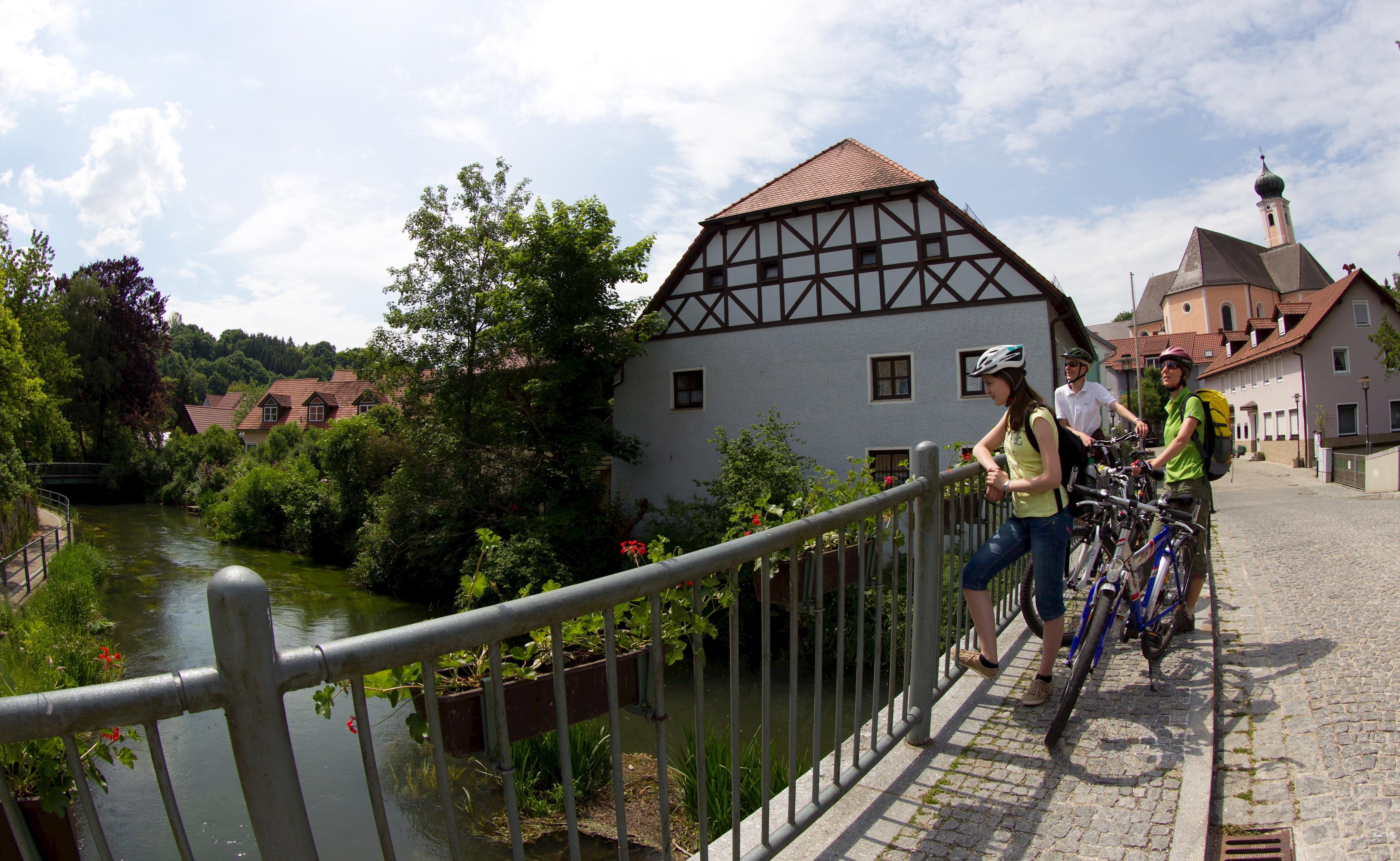 Radler an der Brücke in Laaber